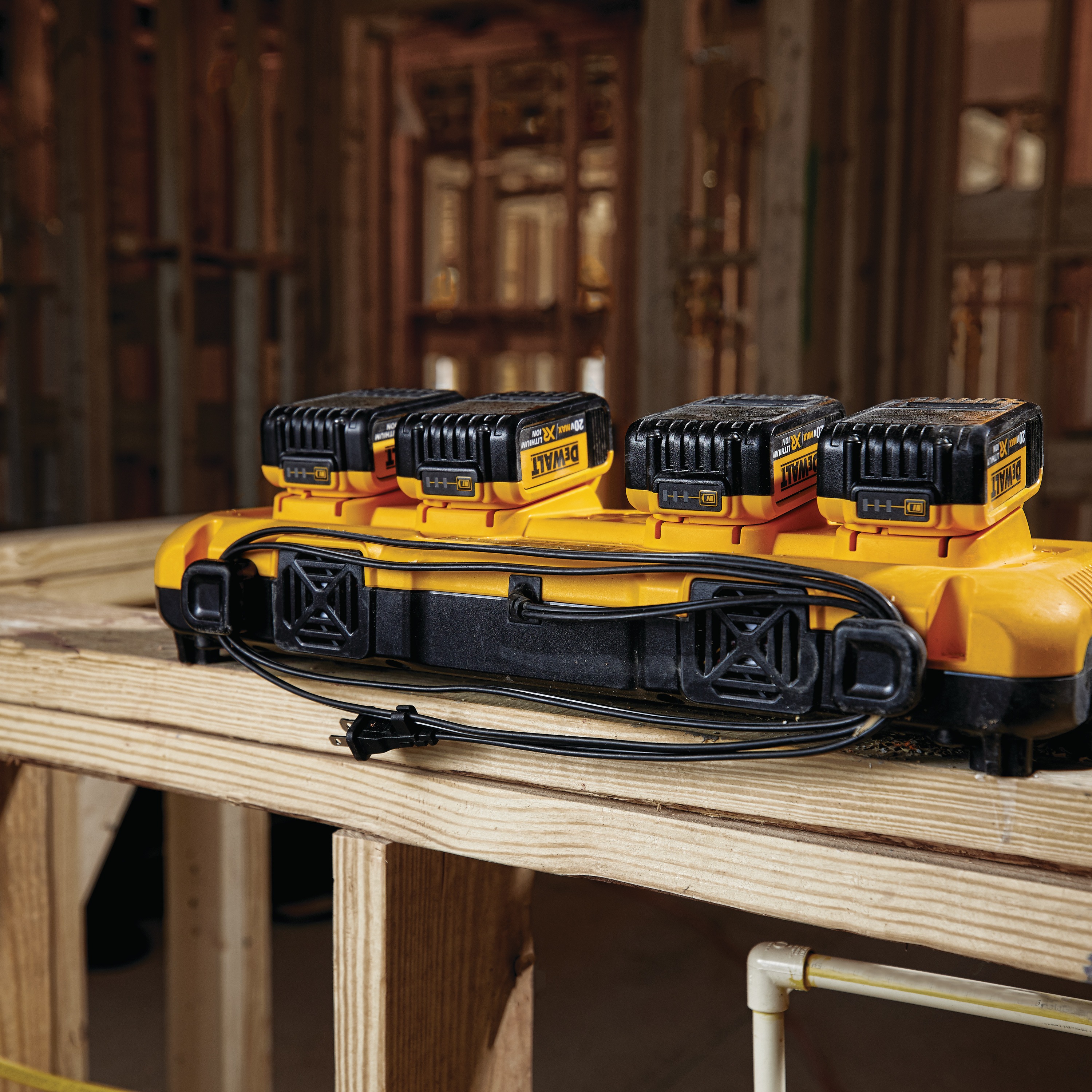 Multiport Simultaneous Fast Charger DCB104 DEWALT