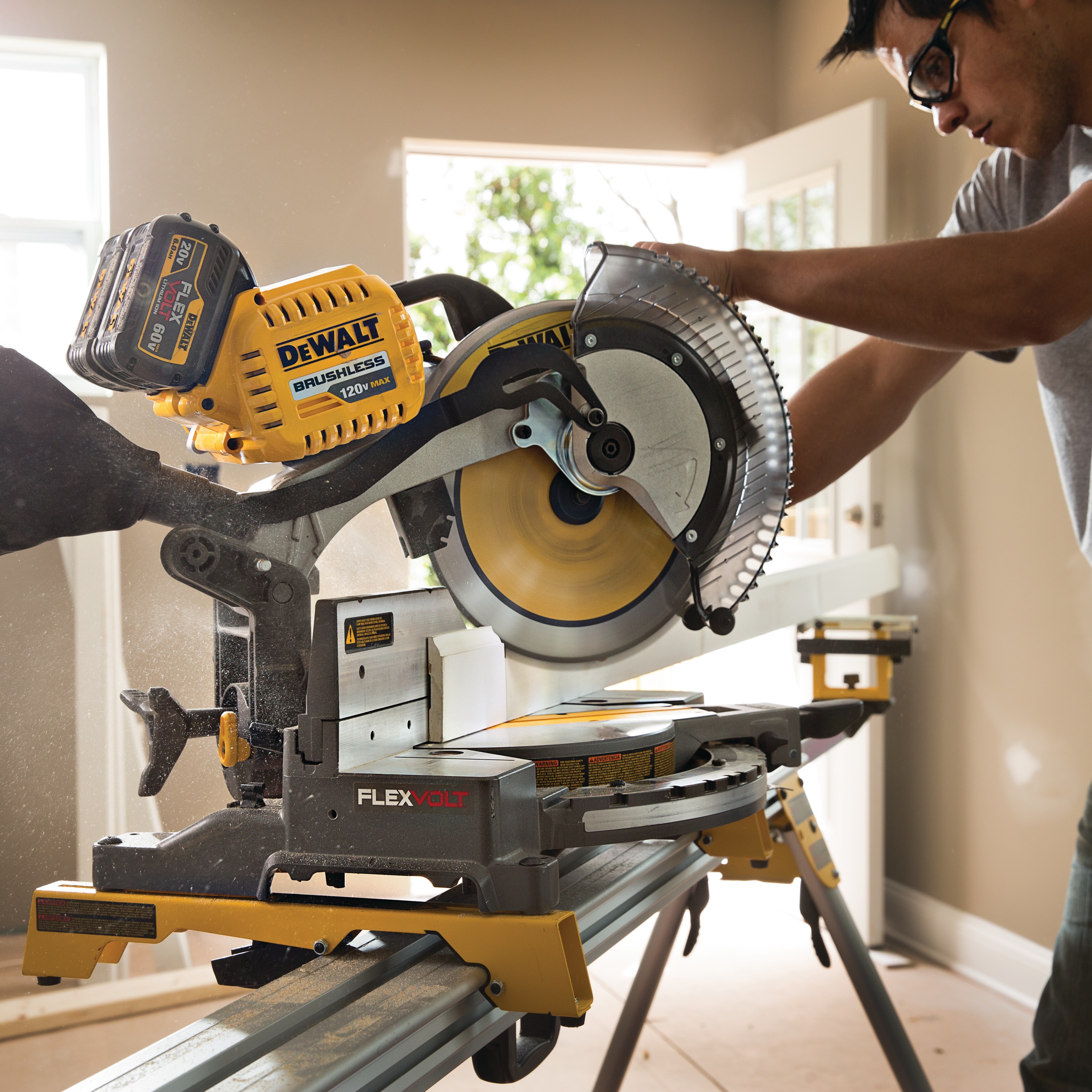 FLEXVOLT® 12 in. (305 mm.) 120V MAX* Double Bevel Compound Miter Saw 2