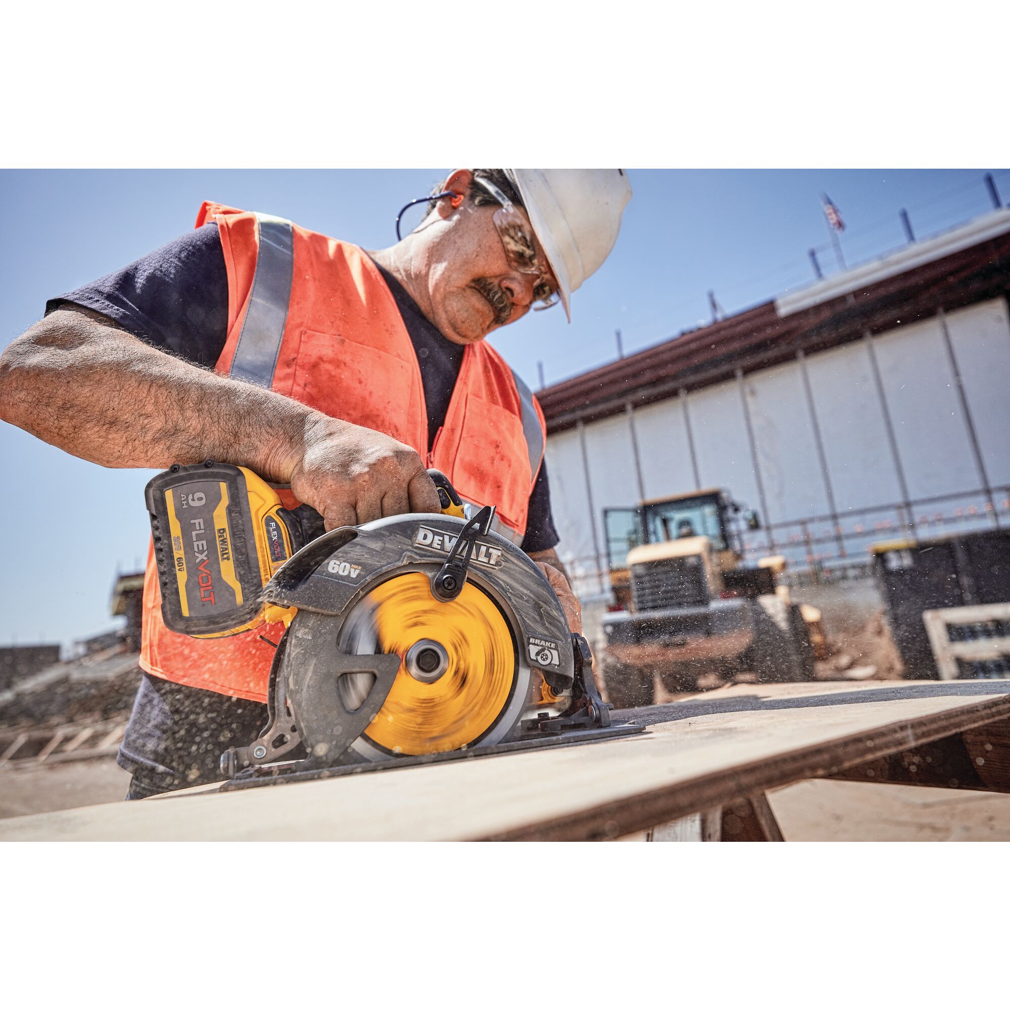 FLEXVOLT 60V MAX Brushless 7 1 4 in. Cordless Circular Saw with